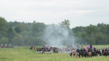 Borodino, Rusya-Eylül 02, 2017-Borodino savaşın yeniden canlandırmada 1812 yıl Vatanseverlik Savaşı. Turistler çitle çevrili yerlerden performansı izlemek.