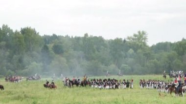 Borodino, Rusya-Eylül 02, 2017-Borodino savaşın yeniden canlandırmada 1812 yıl Vatanseverlik Savaşı. Turistler çitle çevrili yerlerden performansı izlemek.