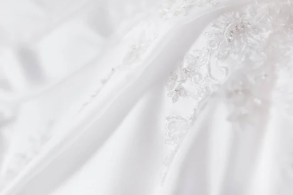 Vestido de noiva com elementos bordados e contas. Acessório simbólico tradicional nupcial para cerimônia de casamento . — Fotografia de Stock