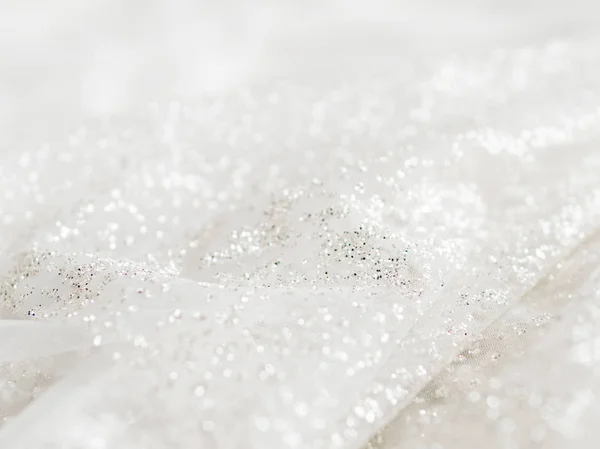 Vestido branco da noiva com lantejoulas cintilantes. Vestuário tradicional nupcial para cerimônia de casamento . — Fotografia de Stock