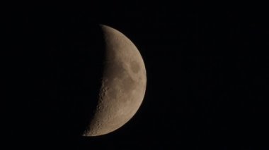 Doğal gece karanlık gökyüzü ve yarım ay, dünya uydu arka plan. Gibbous faz ağda.