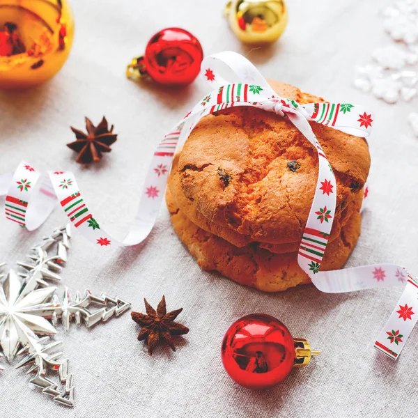 Weihnachten und Neujahr Hintergrund mit Dekorationen, Plätzchen, Tannenzapfen und Schneeflocken. — Stockfoto