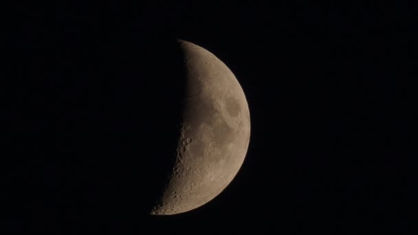 Fondo nocturno natural con cielo oscuro y media luna, satélite terrestre. Fase de encerado gibbous . — Vídeos de Stock