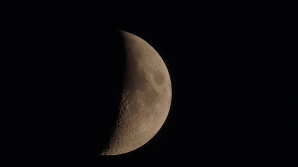 Fondo nocturno natural con cielo oscuro y media luna, satélite terrestre. Fase de encerado gibbous . — Vídeos de Stock