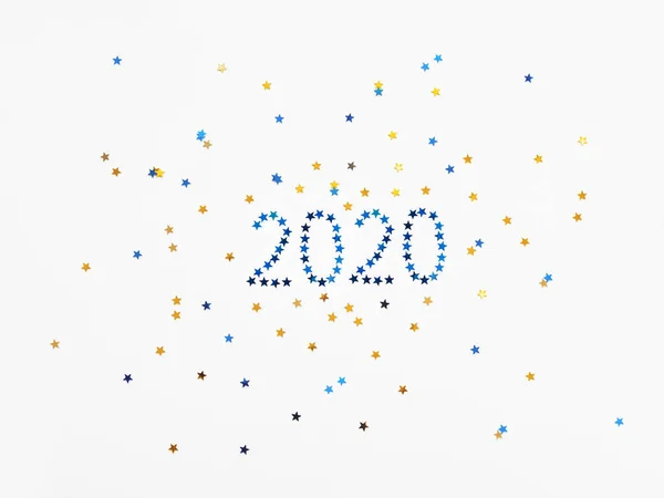Navidad y Año Nuevo 2020 fondo con números y confeti estrella. Espacio de copia blanca . — Foto de Stock