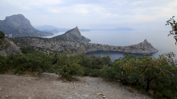 Cape Capchik tussen de berg Arend en Caraul-Oba. Scheidt blauwe en licht blauwe baaien. Krim, Novyi Svit. — Stockvideo