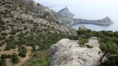 Cape Capchik dağ Kartal ve Caraul-Oba arasında. Mavi ve Açık Mavi koyları ayırır. Kırım, Novyi Svit.