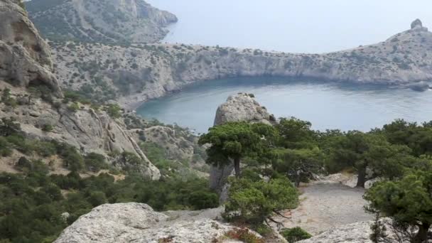 Cap Capchik entre la montagne Aigle et Caraul-Oba. Sépare les baies bleues et bleues pâles. Crimée, Novyi Svit . — Video