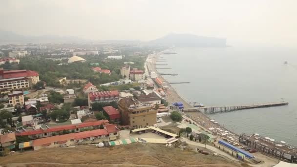 Sudak, Krim-oktober 09, 2015. Luchtfoto op het strand van Sudak stad van Fort Sudak. — Stockvideo