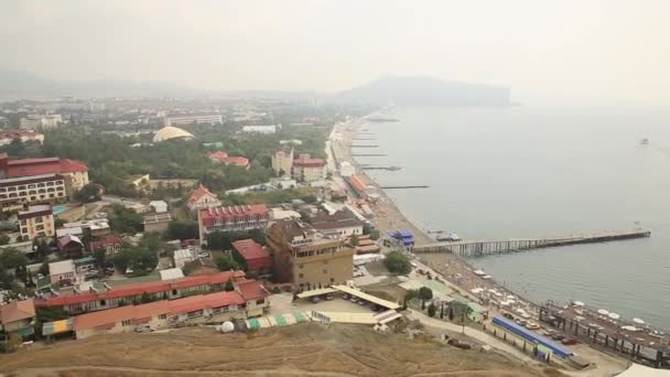 SUDAK, CRIMEA - 09 de outubro de 2015. Vista aérea na praia da cidade de Sudak a partir da fortaleza de Sudak . — Vídeo de Stock