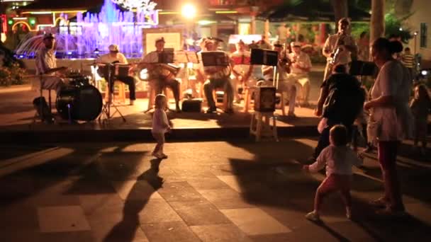 Sudak, Kırım - 09 Ekim 2015. İnsanlar müzik dinliyor. Sudak'ın setinde canlı orkestra. — Stok video