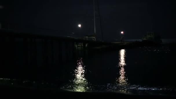 Vista nocturna del muelle y el barco amarrado. Sudak, la Crimea . — Vídeos de Stock