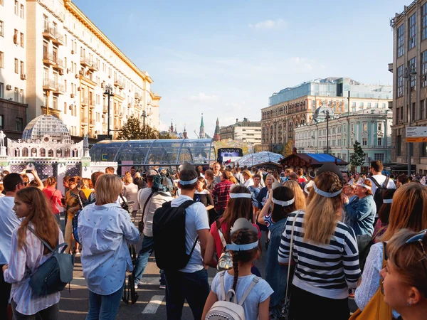 MOSCOW, RÚSSIA - 07 de setembro de 2019. Multidão de pessoas andando na rua Tverskaya. Festival de rua e diferentes atividades de lazer na celebração do Dia de Moscou . — Fotografia de Stock