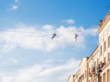 Moskova, Rusya - 07 Eylül 2019. Tverskaya caddesi üzerinde iki funambulists. Moskova Günü kutlamalarında sokak festivali ve farklı eğlence aktiviteleri.