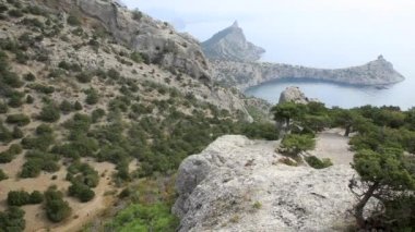 Cape Capchik dağ Kartal ve Caraul-Oba arasında. Mavi ve Açık Mavi koyları ayırır. Kırım, Novyi Svit.