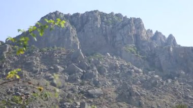 Garip şekilli kayalar ile ünlü Ghost Valley yolu. Demerdji dağları. Kırım