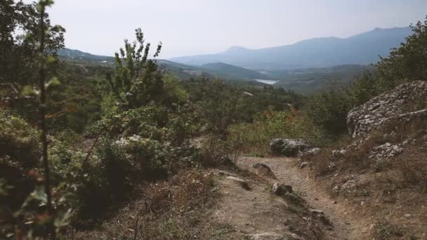 Caminho para o famoso Vale Fantasma com rochas estranhamente moldadas. Montanhas Demerdji. República da Crimeia — Vídeo de Stock