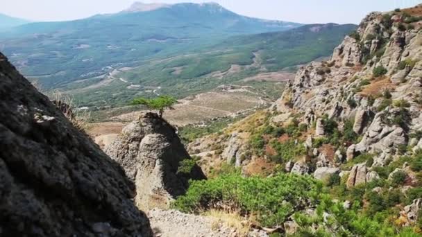 Famoso Valle Fantasma con rocas de forma extraña. Montañas Demerdji. Crimea — Vídeo de stock