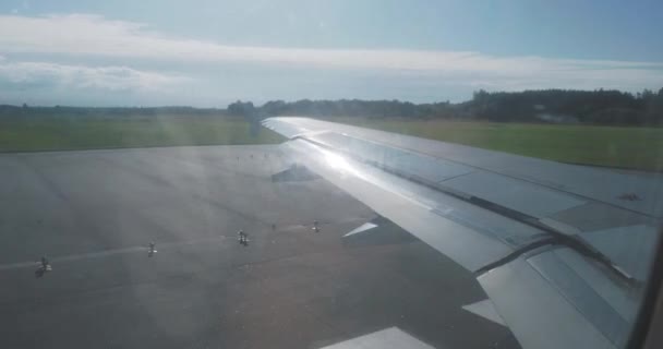 Luftaufnahme von Feldern und Gelände oben durch das Fenster des Flugzeugs. Flugzeug landet auf Landebahn. — Stockvideo