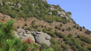 Ekaterinas Head tepe ob ver Ghost Valley garip şekilli kayalar ile. Demerdji dağları. Kırım