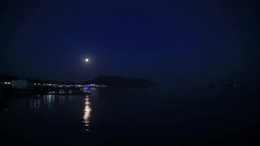 Sudak kentinin sahilindeki gece manzarası. Karadeniz 'den. Kırım.