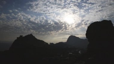 Sudak kasabasındaki antik Ceneviz kalesi. Gün batımında panorama manzarası. Kırım.