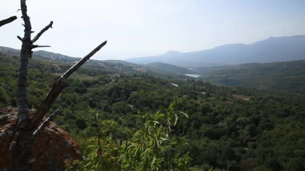 Vista panorámica desde el famoso Valle Fantasma con rocas de forma extraña. Montañas Demerdji. Crimea — Vídeo de stock