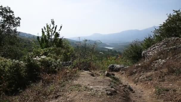 Camino al famoso Valle Fantasma con rocas de forma extraña. Montañas Demerdji. Crimea — Vídeos de Stock