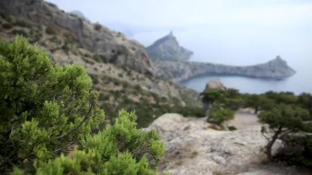 Cape Capchik dağ Kartal ve Caraul-Oba arasında. Mavi ve Açık Mavi koyları ayırır. Kırım, Novyi Svit. — Stok video