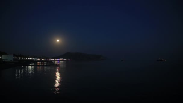 Nachtansicht an der Küste der Stadt Sudak. aus dem Schwarzen Meer. Krim. — Stockvideo