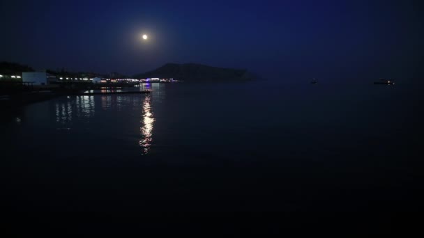 Νυχτερινή θέα στην ακτή της πόλης Sudak. από τη μαύρη θάλασσα. Κριμαία. — Αρχείο Βίντεο