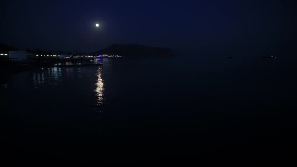 Νυχτερινή θέα στην ακτή της πόλης Sudak. από τη μαύρη θάλασσα. Κριμαία. — Αρχείο Βίντεο