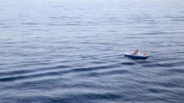 Sudak, Krim-11 oktober, 2015. Par turister seglar på katamaran. Svarta havet — Stockvideo