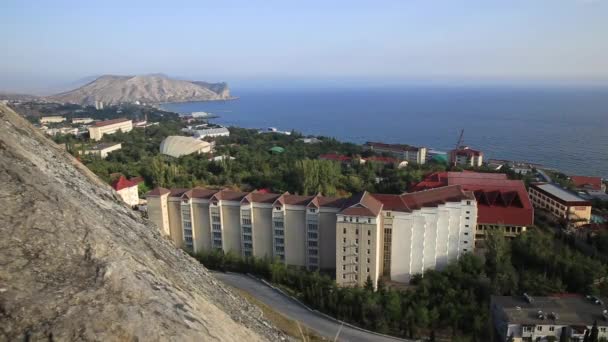 Ilmakuva Sudakin kaupungista Sudakin linnoituksesta. Rakennusten katot ja Mustameri. Krimillä . — kuvapankkivideo
