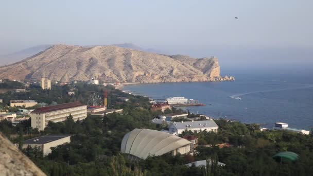 Εναέρια θέα στην πόλη Sudak από το φρούριο Sudak. Στέγες κτιρίων και της Μαύρης Θάλασσας. Κριμαία. — Αρχείο Βίντεο