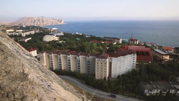 Vista aérea da cidade de Sudak a partir da fortaleza de Sudak. Telhados de edifícios e mar Negro. República da Crimeia . — Vídeo de Stock