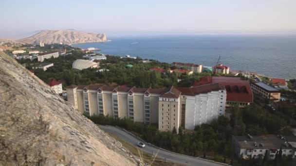 Vista aérea da cidade de Sudak a partir da fortaleza de Sudak. Telhados de edifícios e mar Negro. República da Crimeia . — Vídeo de Stock