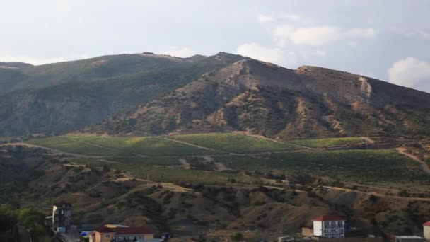 Bergen in de buurt van Sudak stad. Uitzicht op de zonsondergang vanaf het oude Sudak Fortress. Krim. — Stockvideo