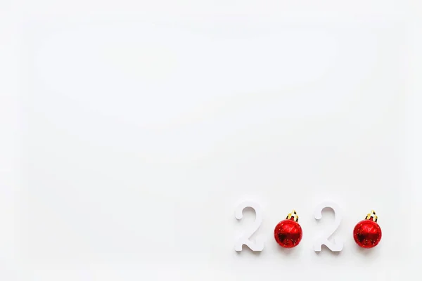 Nový rok 2020 pozadí s jasně červenou koulí. Bílý prostor pro kopírování. — Stock fotografie