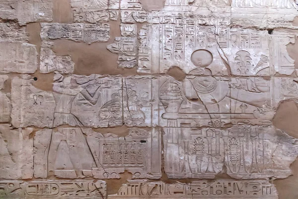 Hieroglyphs on wall of Karnak Temple Complex, famous architectural landmark in Luxor, Egypt. — Stock Photo, Image