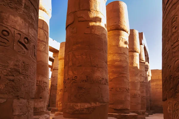 Sloupy v chrámovém komplexu Karnak, slavný architektonický milník v Luxor v Egyptě. Pilíře velké hypostyle Hall z okrsku Amun-re. — Stock fotografie