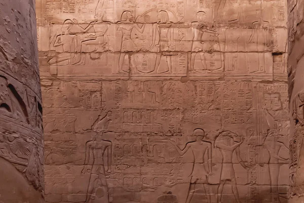 Hieroglyphs on wall of Karnak Temple Complex, famous architectural landmark in Luxor, Egypt. — Stock Photo, Image