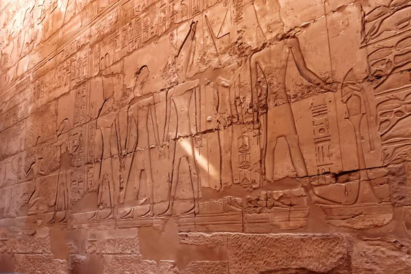 Hieroglyphen an der Wand des Tempelkomplexes von Karnak, berühmtes architektonisches Wahrzeichen in Luxor, Ägypten. — Stockfoto