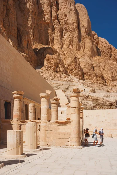 DEIR EL-BAHARI, Egypt - September 16, 2008. Group of tourists walking in famous mortuary temple of Hatshepsut. UNESCO World Heritage Site. — Stock Photo, Image