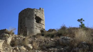 Sivastopol'ün bir banliyösü olan Balaklava'nın topraklarındaki Cembalo Ceneviz kalesi. Berrak mavi gökyüzü arka plan üzerinde antik mimari dönüm noktası. Crimea, Rusya Federasyonu.