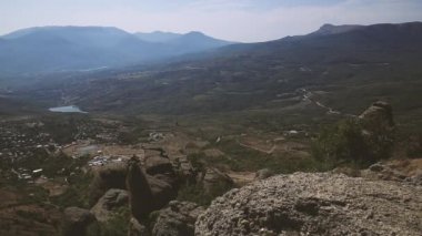 Garip şekilli kayalar ile ünlü Ghost Valley Panorama görünümü. Demerdji dağları. Kırım