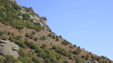 Ekaterinas Head tepe ob ver Ghost Valley garip şekilli kayalar ile. Demerdji dağları. Kırım