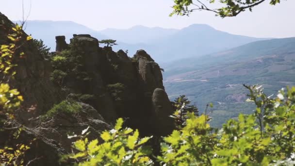 きつい形の岩を持つ有名なゴーストバレー。デメルジ山脈クリミア — ストック動画