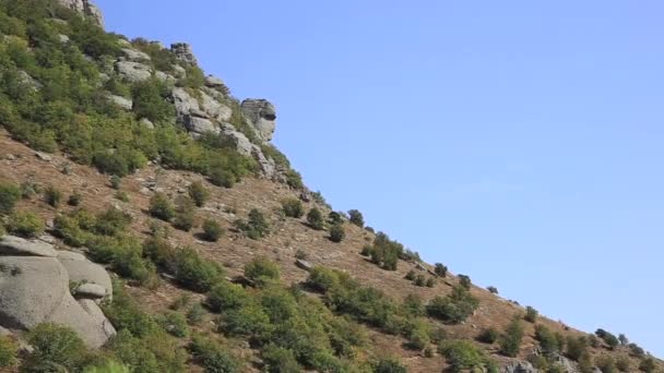 Ekaterinas Head peak ob ver Ghost Valley com rochas estranhamente moldadas. Montanhas Demerdji. República da Crimeia — Vídeo de Stock