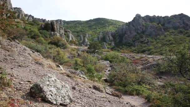 Híres Ghost Valley-ben furcsán alakú sziklák. Demerdzsi hegység. Krím — Stock videók